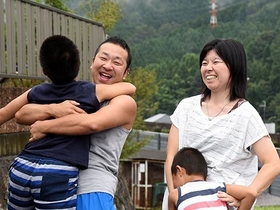 子どもとの何げない時間に幸せをかみしめる前田良さん（左から２人目）と妻＝宍粟市内（撮影・中西大二）