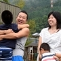 子どもとの何げない時間に幸せをかみしめる前田良さん（左から２人目）と妻＝宍粟市内（撮影・中西大二）