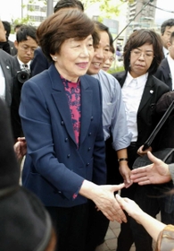 衆院解散後、地元入りして有権者に支持を訴える社民党の土井たか子党首＝２００３年１０月１１日、西宮市内