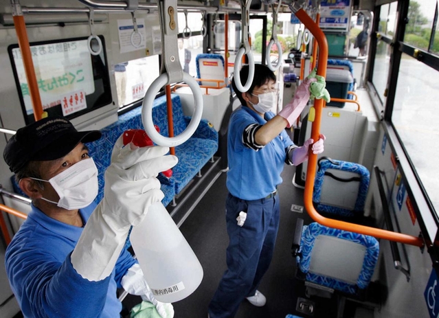 感染を防ぐため、路線バス車内の消毒が行われた＝２００９年５月１９日、姫路市内