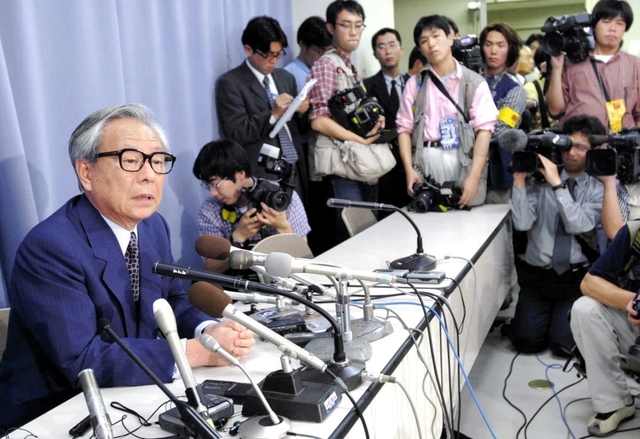 「辞意」報道を受け、記者会見する貝原俊民・兵庫県知事＝２００１年、兵庫県庁