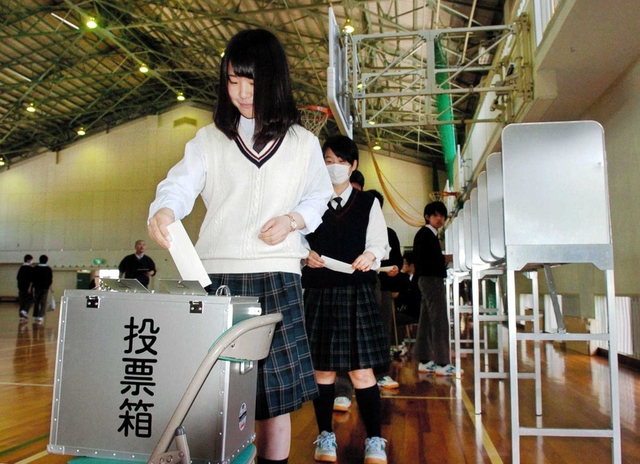 選挙への理解を深めようと、実際の投票箱を使って生徒会役員選に臨む高校生＝２０１７年５月１９日、三田西陵高校