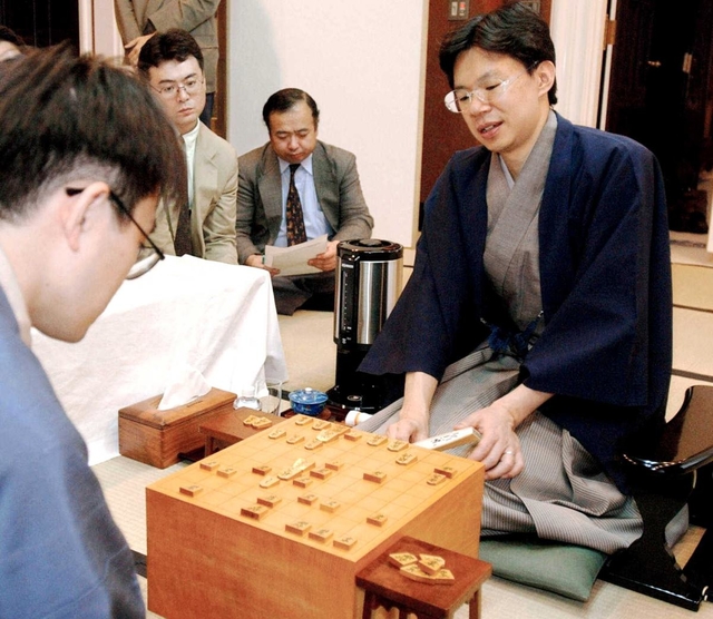公式戦通算千勝を達成した谷川浩司九段（右）。左は羽生善治王位（当時）＝２００２年７月１３日、北海道旭川市