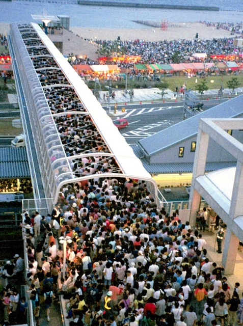 事故の約１時間半前の歩道橋。花火の見物客であふれていた＝２００１年７月２１日、明石市大蔵海岸通１（近くの住民が撮影）