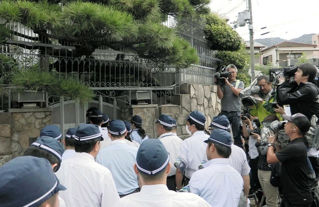 兵庫県警の捜索を受ける指定暴力団山口組の総本部＝２０１５年８月、神戸市灘区篠原本町４