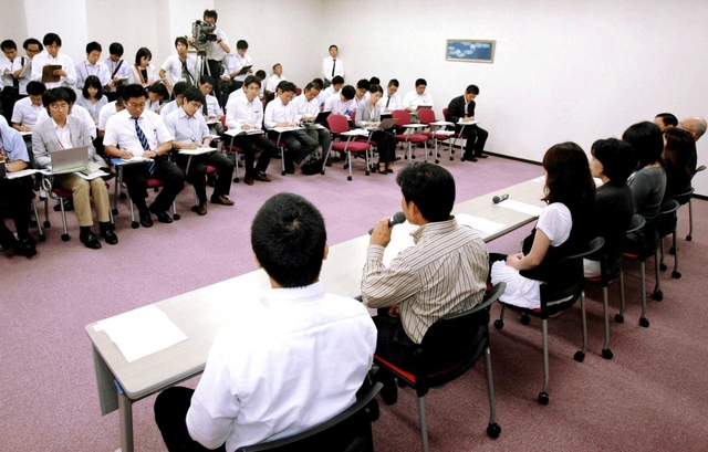 兵庫県内初の裁判員裁判を終え、記者会見する裁判員ら＝２００９年９月９日、神戸地裁（代表撮影。顔の一部をぼかしています）