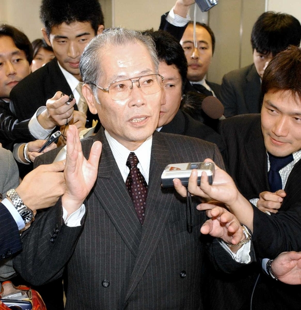 産業再生機構への支援要請について報道陣の質問に答える高木邦夫社長＝２００４年１０月１３日、東京都内