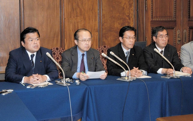 与党・民主党合意案について会見する赤羽一嘉衆院議員（左端）ら＝２００７年１１月６日、国会内