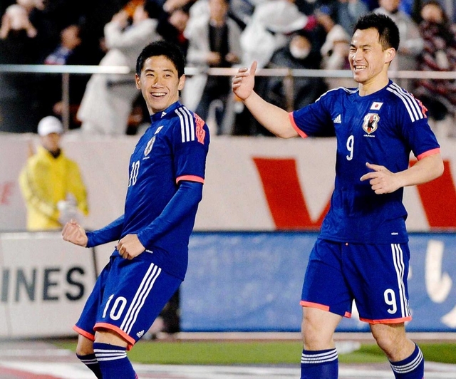 ニュージーランド戦でゴールを決めた香川真司（左）に駆け寄る岡崎慎司。２人のシンジが日本代表を長く支えてきた＝２０１４年３月、東京・国立競技場