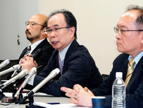 生体肝移植継続を決定し、会見する田中紘一理事長（中央）。その２カ月後、事実上の休院に追い込まれる＝２０１５年９月２４日、神戸市中央区港島南町１