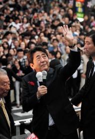改憲を目指し、衆院選でマイクを握る安倍晋三首相＝２０１７年１０月１４日、神戸市東灘区