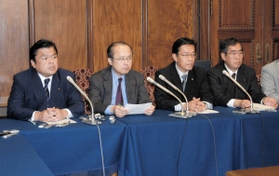 与党・民主党合意案について会見する赤羽一嘉衆院議員（左端）ら＝２００７年１１月６日、国会内