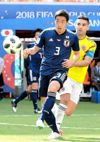 サッカーＷ杯ロシア大会のコロンビア戦でエースＦＷファルカオと競り合う昌子源＝２０１８年６月、ロシア・サランスク