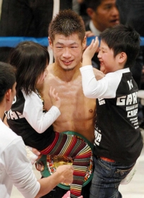 １０度目の防衛を子どもたちに祝福される長谷川穂積選手＝２００９年１２月１８日、ワールド記念ホール