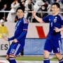 ニュージーランド戦でゴールを決めた香川真司（左）に駆け寄る岡崎慎司。２人のシンジが日本代表を長く支えてきた＝２０１４年３月、東京・国立競技場