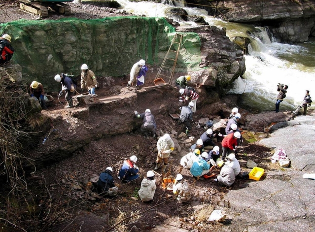 恐竜化石の発見を受け、地元ボランティアらが周辺の発掘調査を行った＝２００７年２月１５日、丹波市山南町上滝