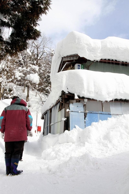 ８４歳の男性が亡くなった現場。雪下ろし中に屋根から転落したとみられる＝２０１１年１月３０日、豊岡市日高町東河内