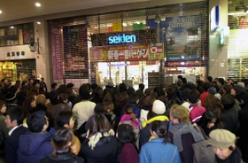 経営破綻を発表した日、閉店時に星電社前に集まった人々＝２００２年１月８日、神戸市中央区