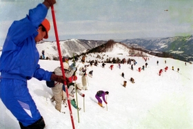 行方不明となった３人を捜す捜索隊員＝１９９４年２月１５日、香美町村岡区、スカイバレイスキー場