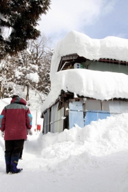 ８４歳の男性が亡くなった現場。雪下ろし中に屋根から転落したとみられる＝２０１１年１月３０日、豊岡市日高町東河内