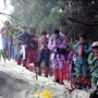 雪崩に巻き込まれた登山者の遺体発見現場で手を合わせる捜索隊員ら＝１９９７年４月６日、養父市関宮、氷ノ山