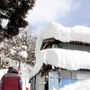 ８４歳の男性が亡くなった現場。雪下ろし中に屋根から転落したとみられる＝２０１１年１月３０日、豊岡市日高町東河内