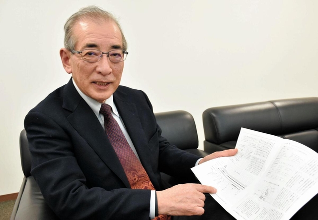 心臓移植手術の様子を説明する松田暉さん＝宝塚市長尾町、東宝塚さとう病院