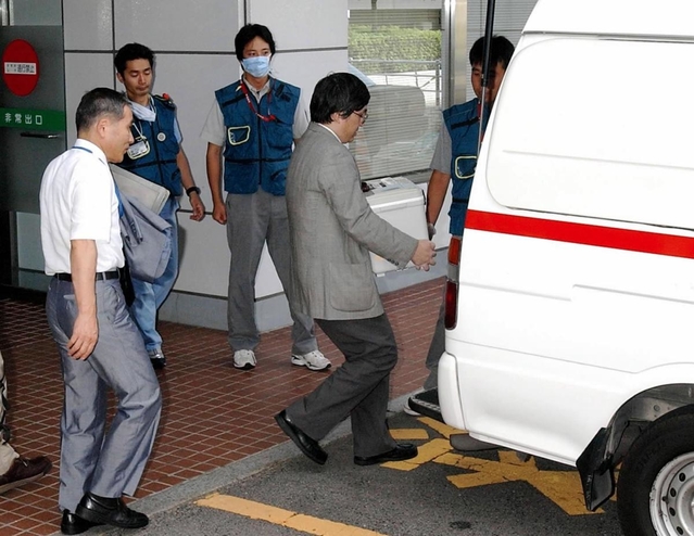 脳死者から摘出された心臓をドクターカーに積み込む病院関係者ら＝２００４年７月５日、神戸市中央区、市立医療センター中央市民病院　　