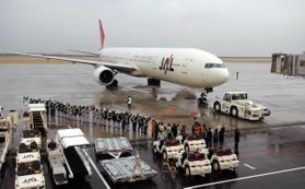 関係者が見送る中、離陸に向けターミナルビルを離れる羽田行きの１番機＝２００６年２月１６日、神戸市中央区、神戸空港