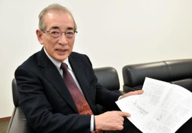 心臓移植手術の様子を説明する松田暉さん＝宝塚市長尾町、東宝塚さとう病院