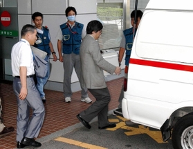 脳死者から摘出された心臓をドクターカーに積み込む病院関係者ら＝２００４年７月５日、神戸市中央区、市立医療センター中央市民病院　　