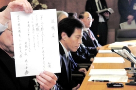 阪上善秀宝塚市長の辞意表明を受けて会見する市幹部。退職届のコピーが示された＝２００９年２月２６日、宝塚市役所