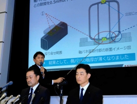亀裂部分の説明をする車両カンパニーの小河原誠プレジデント（奥）＝２０１８年２月２８日、神戸市中央区東川崎町１、川崎重工業神戸本社