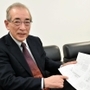 心臓移植手術の様子を説明する松田暉さん＝宝塚市長尾町、東宝塚さとう病院