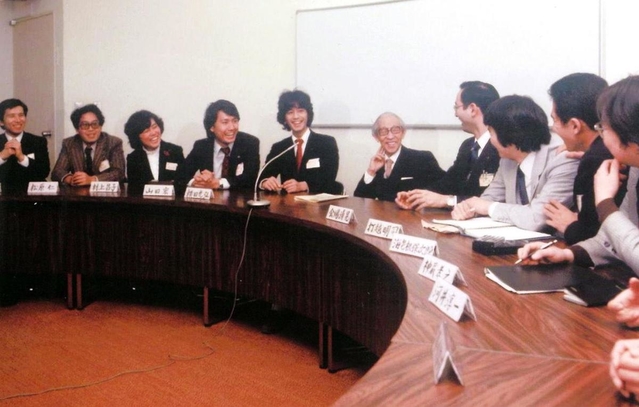 松下幸之助氏（左から６人目）を囲む草創期の松下政経塾生たち＝同塾提供