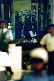 宅見勝組長が射殺された現場を調べる捜査員＝１９９７年８月２８日、神戸市中央区の新神戸オリエンタルホテル（当時）