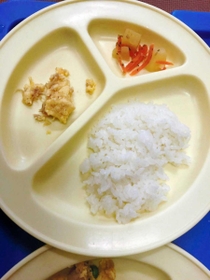 わんずまざー保育園で１歳の園児に提供された給食（関係者提供）