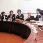 松下幸之助氏（左から６人目）を囲む草創期の松下政経塾生たち＝同塾提供
