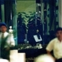 宅見勝組長が射殺された現場を調べる捜査員＝１９９７年８月２８日、神戸市中央区の新神戸オリエンタルホテル（当時）
