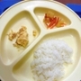 わんずまざー保育園で１歳の園児に提供された給食（関係者提供）