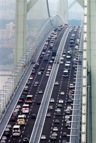 明石海峡大橋が開通した日、多くの車が数珠つなぎとなった＝１９９８年４月５日、淡路島側から神戸・垂水側を望む