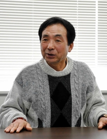 震災で亡くなった父や友人への思いを胸にボランティアに励む岡崎忠吉さん＝神戸新聞社