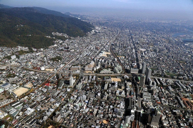 東灘区の街並み。中央は住吉川