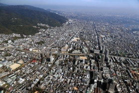 東灘区の街並み。中央は住吉川