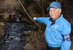 市民団体「住吉川清流の会」の柴田征三代表＝東灘区本山町岡本