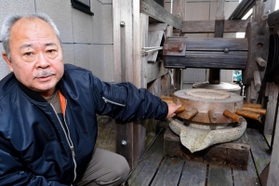 住吉山田まちづくり協議会会長の内海清二さん＝東灘区住吉山手４