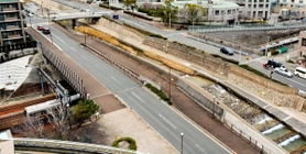 天井川になっている住吉川の下を走るＪＲの電車＝東灘区住吉本町１
