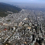 東灘区の街並み。中央は住吉川