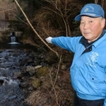 市民団体「住吉川清流の会」の柴田征三代表＝東灘区本山町岡本