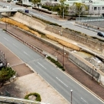 天井川になっている住吉川の下を走るＪＲの電車＝東灘区住吉本町１